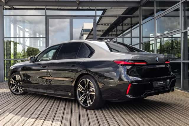 BMW i7 (2022) thumbnail 4
