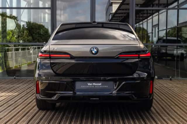 BMW i7 (2022) thumbnail 5