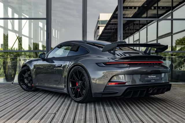 Porsche 911 (2021) thumbnail 2