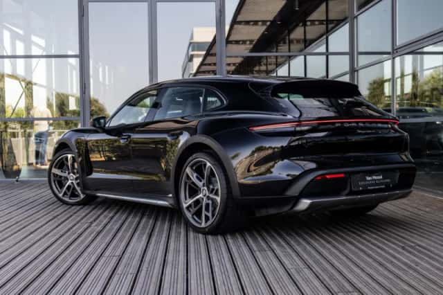 Porsche Taycan (2022) thumbnail 2