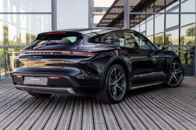 Porsche Taycan (2022) thumbnail 4