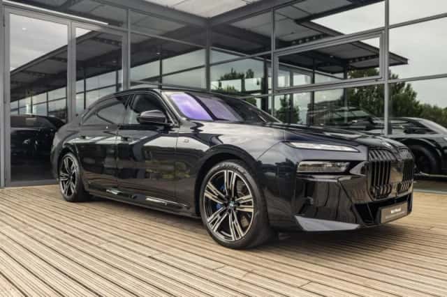 BMW i7 (2023) thumbnail 3