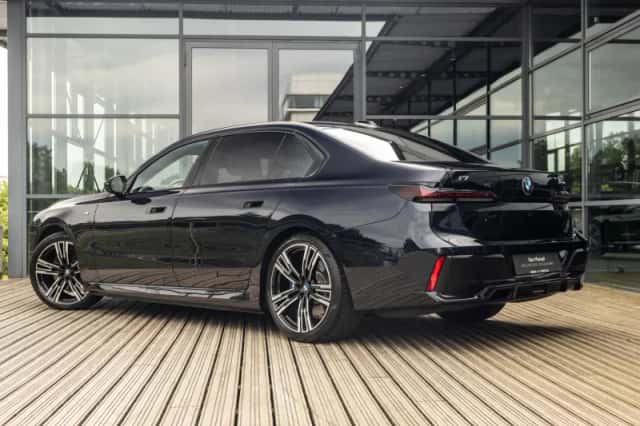 BMW i7 (2023) thumbnail 4