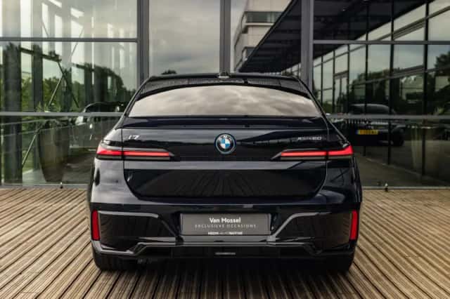BMW i7 (2023) thumbnail 5