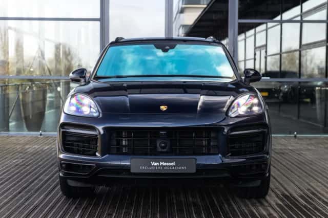 Porsche Cayenne (2023) thumbnail 2