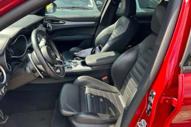 Alfa Romeo Stelvio (2021) thumbnail 2