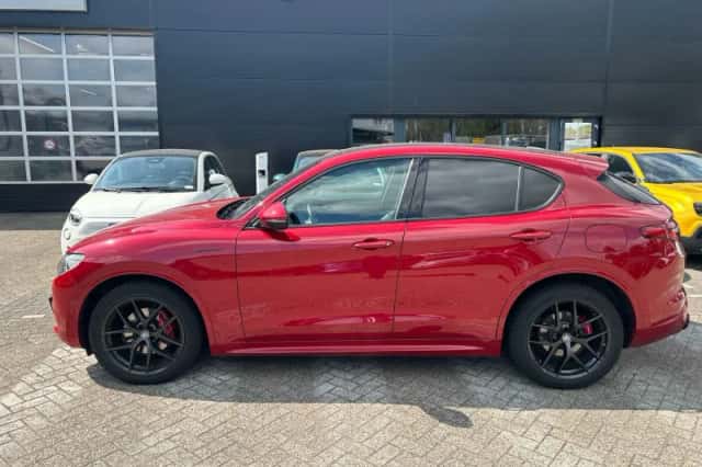 Alfa Romeo Stelvio (2021) thumbnail 4