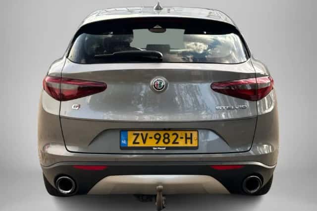 Alfa Romeo Stelvio (2019) thumbnail 3