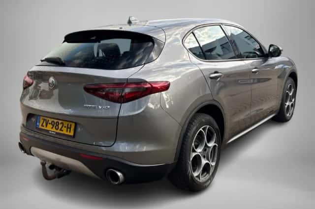 Alfa Romeo Stelvio (2019) thumbnail 4