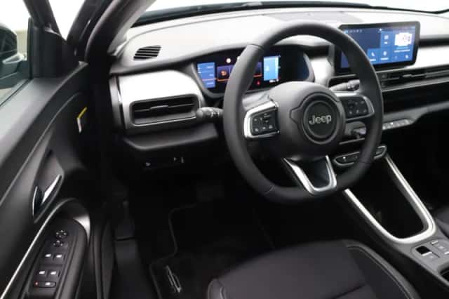 Jeep Avenger (2024) thumbnail 3