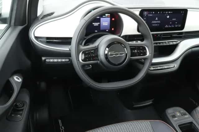 Fiat 500e (2023) thumbnail 3