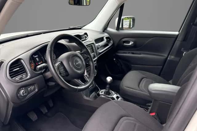 Jeep Renegade (2017) thumbnail 3