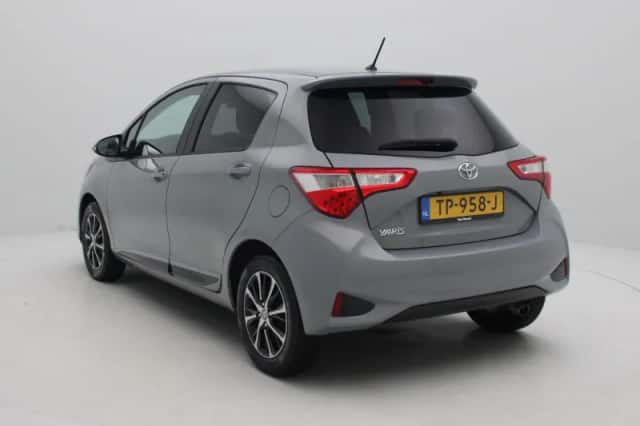 Toyota Yaris (2018) thumbnail 2