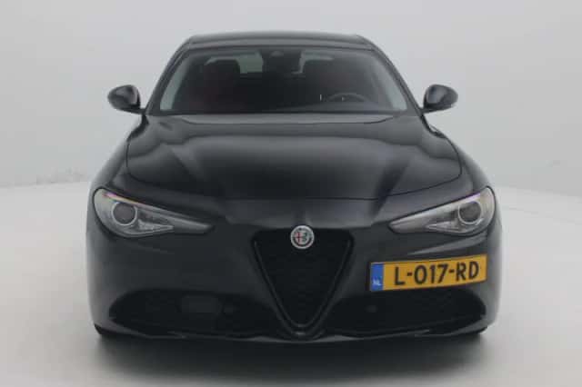 Alfa Romeo Giulia (2021) thumbnail 4