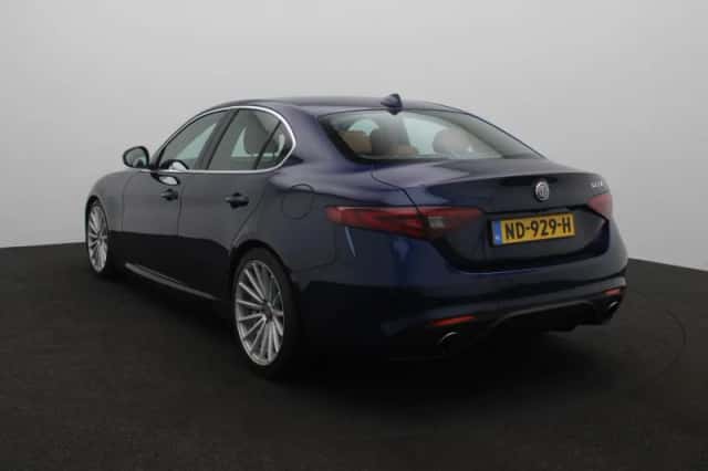 Alfa Romeo Giulia (2017) thumbnail 3