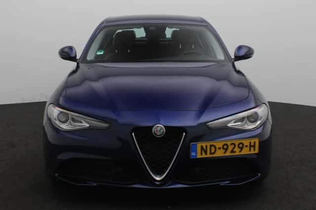 Alfa Romeo Giulia (2017) thumbnail 4