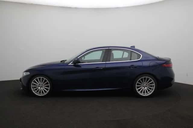 Alfa Romeo Giulia (2017) thumbnail 5