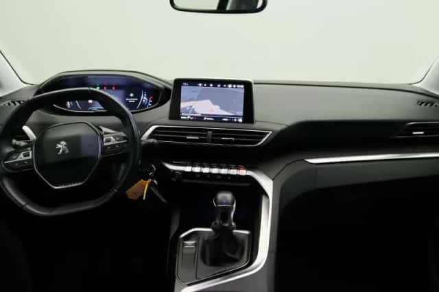 Peugeot 3008 (2017) thumbnail 8