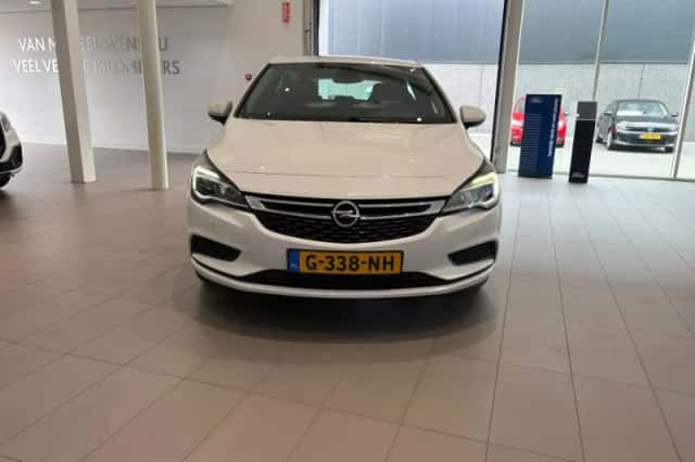 Opel Astra (2018) thumbnail 2
