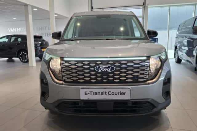 Ford E-Transit Courier (2026) thumbnail 2