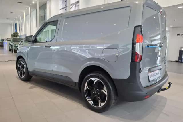 Ford E-Transit Courier (2026) thumbnail 4