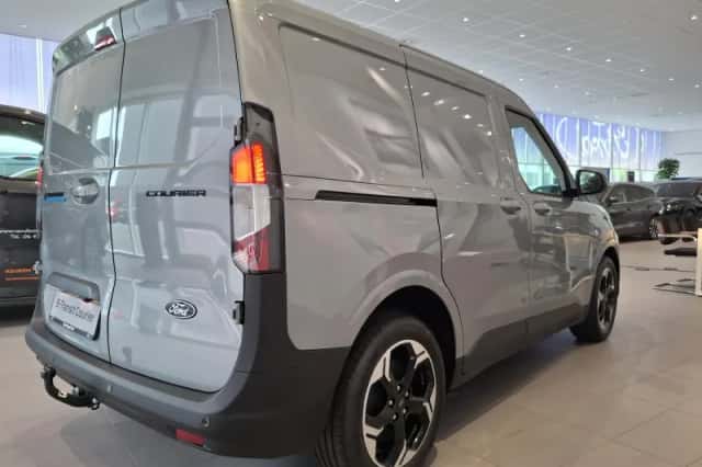 Ford E-Transit Courier (2026) thumbnail 6