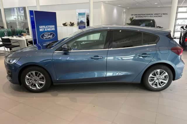 Ford Focus (2023) thumbnail 2
