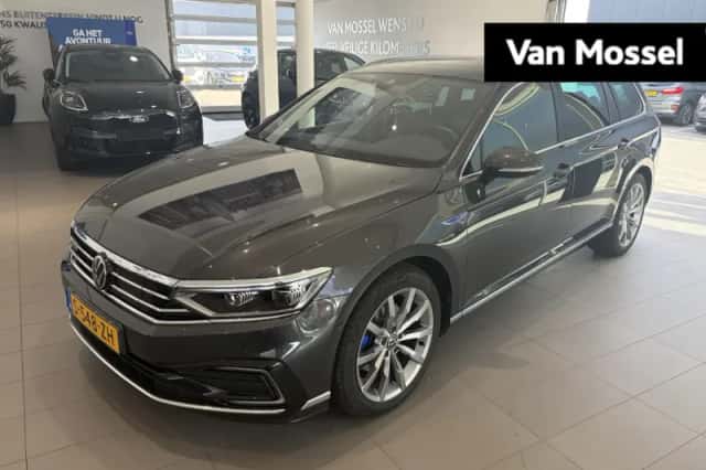 Volkswagen Passat (2023) thumbnail 1