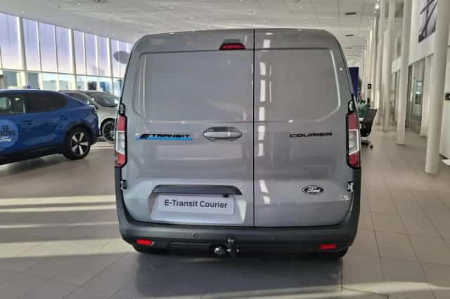 Ford E-Transit Courier (2026) thumbnail 5