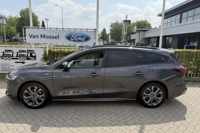 Ford Focus (2022) thumbnail 2