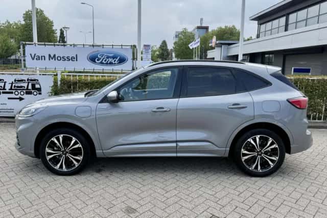 Ford Kuga (2023) thumbnail 2