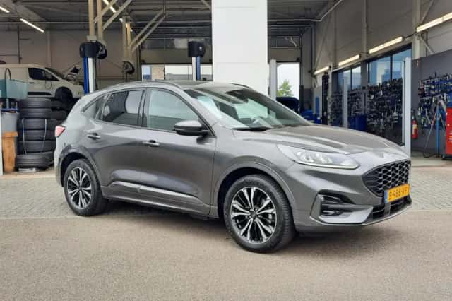 Ford Kuga (2023) thumbnail 4