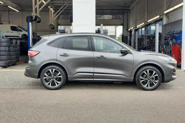 Ford Kuga (2023) thumbnail 5
