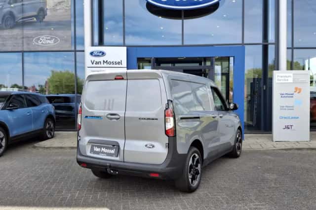Ford E-Transit Courier (2026) thumbnail 5