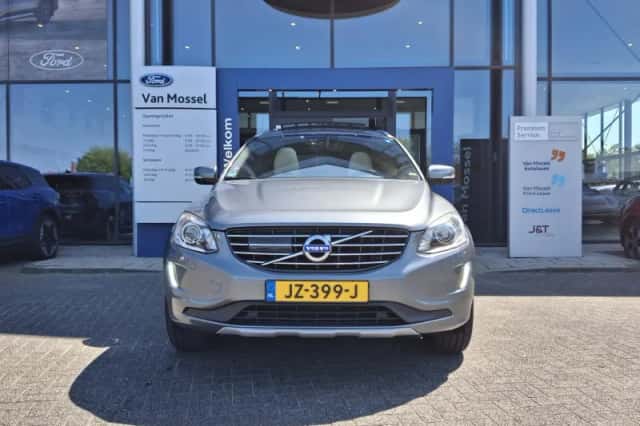 Volvo XC60 (2016) thumbnail 2