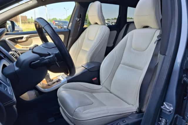 Volvo XC60 (2016) thumbnail 3