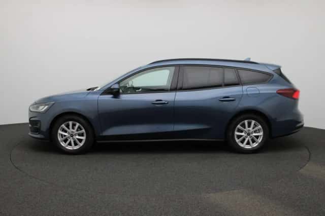 Ford Focus (2022) thumbnail 4
