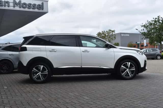 Peugeot 5008 (2018) thumbnail 4