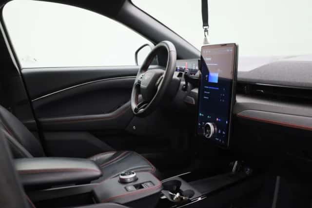 Ford Mustang Mach-E (2021) thumbnail 35