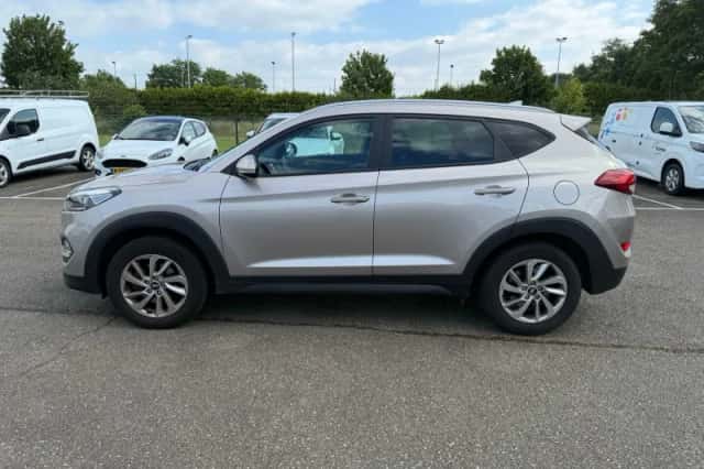 Hyundai Tucson (2015) thumbnail 3