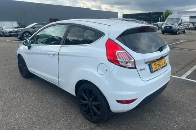 Ford Fiesta (2016) thumbnail 2