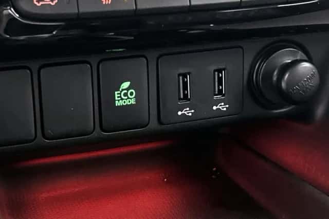Mitsubishi Eclipse Cross (2018) thumbnail 32