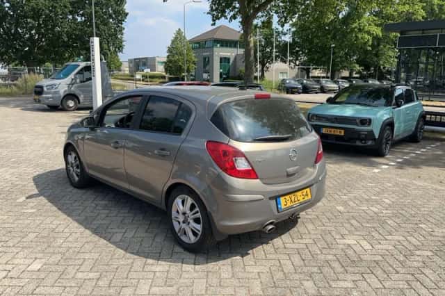 Opel Corsa (2014) thumbnail 3