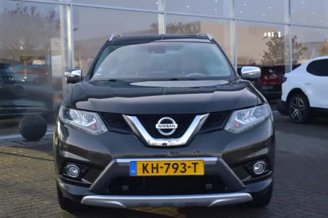 Nissan X-Trail (2016) thumbnail 2