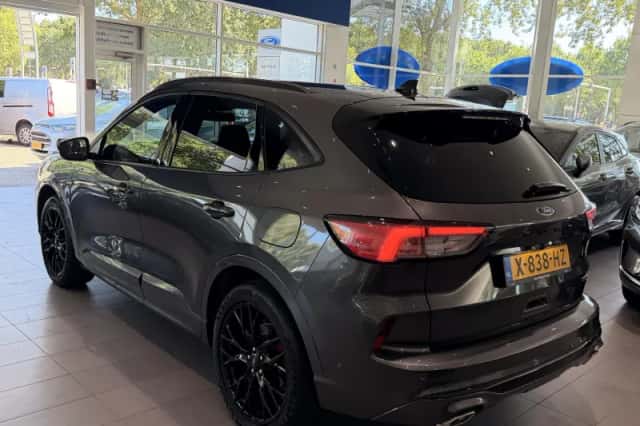 Ford Kuga (2023) thumbnail 2