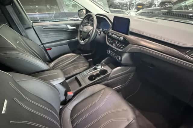 Ford Kuga (2023) thumbnail 3