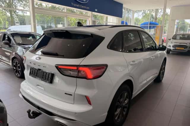 Ford Kuga (2023) thumbnail 2