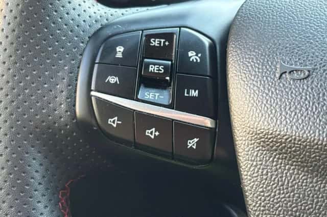 Ford Kuga (2023) thumbnail 6