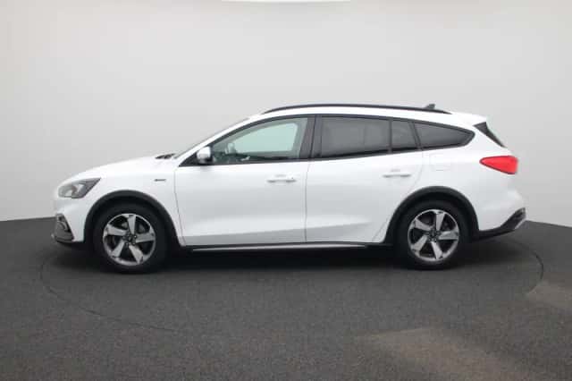 Ford Focus (2022) thumbnail 4