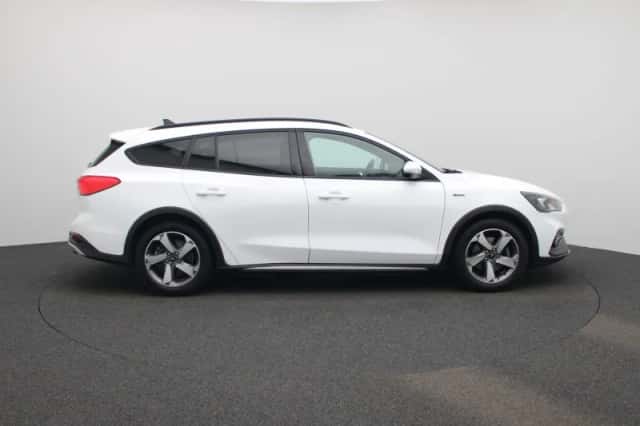 Ford Focus (2022) thumbnail 6